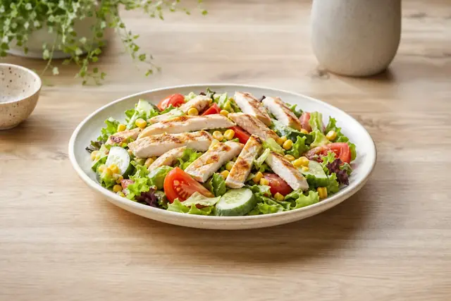 Symbolbild: Salat mit Hähnchenbrust