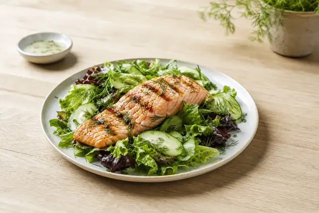 Symbolbild: Salat mit Lachs