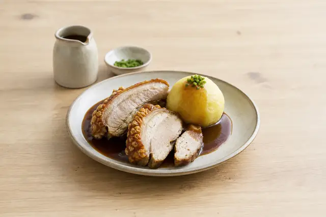 Symbolbild: Schweinebraten mit Knödel
